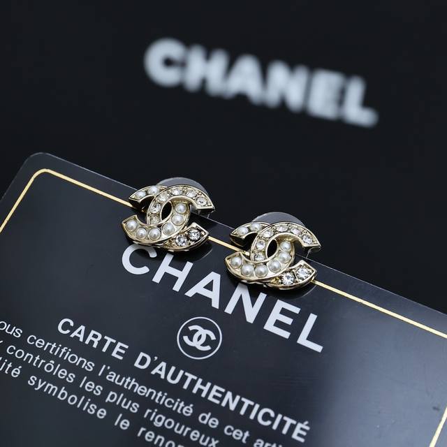Chanel Oval Twisted Double C Earrings This pair of earrings is really suitable f