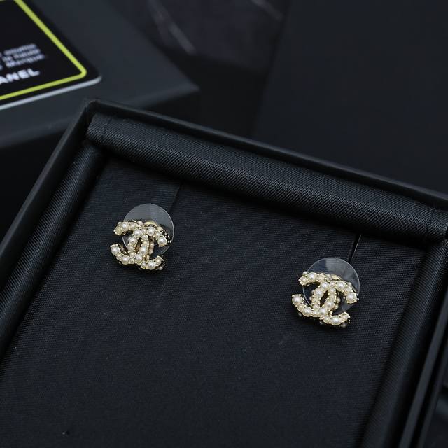 Our product Z 280000 Camellia Jewelry Necklace Z is a real gold and real diamond