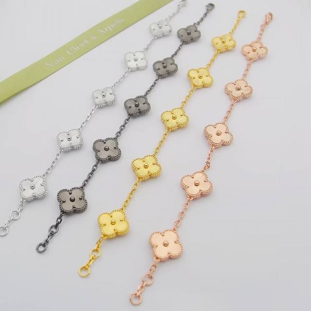 D*Or round pearl earrings in silver and brass material
