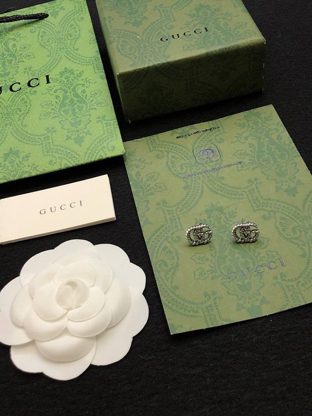We produce the cross-beaded diamond earrings Z 5600, which are super beautiful e
