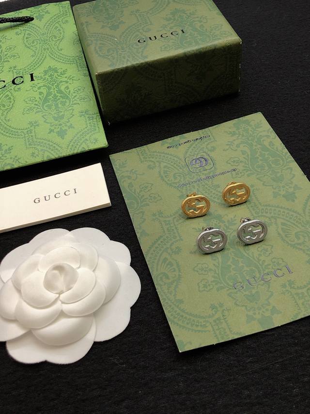 We produce a fragrant hollow diamond double C brooch Z 5800, which is very beaut