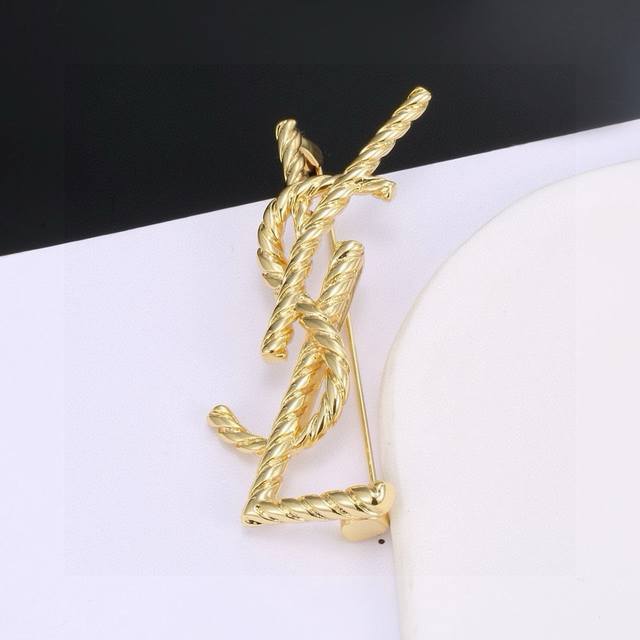 Chanel's new necklace counters are launched simultaneously. Double C tassel swea