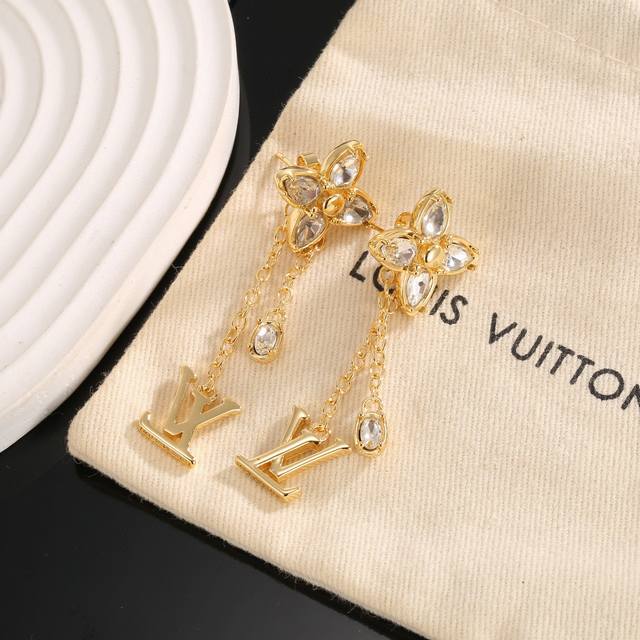 We produce nail bracelets, which can be customized with real gold and real diamo