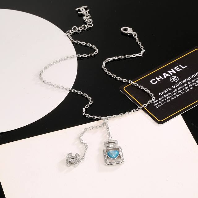 High quality details as shown in the picture. The classic and simple design of t