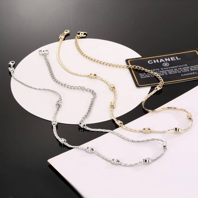 No. Xed0133 Chanel small buckle diamond double C lock earrings, high-end quality