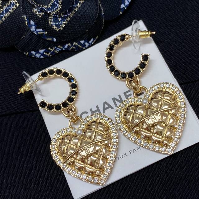 Celine bracelets have always been the benchmark of simple fashion. The bold desi