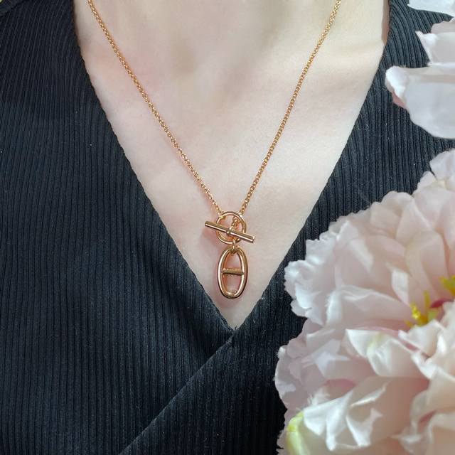 New product release. The latest model of the handsome Gucci necklace. The chain