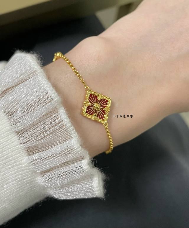 New necklace and bracelet from Valentino Valentino's newest product is a hit on