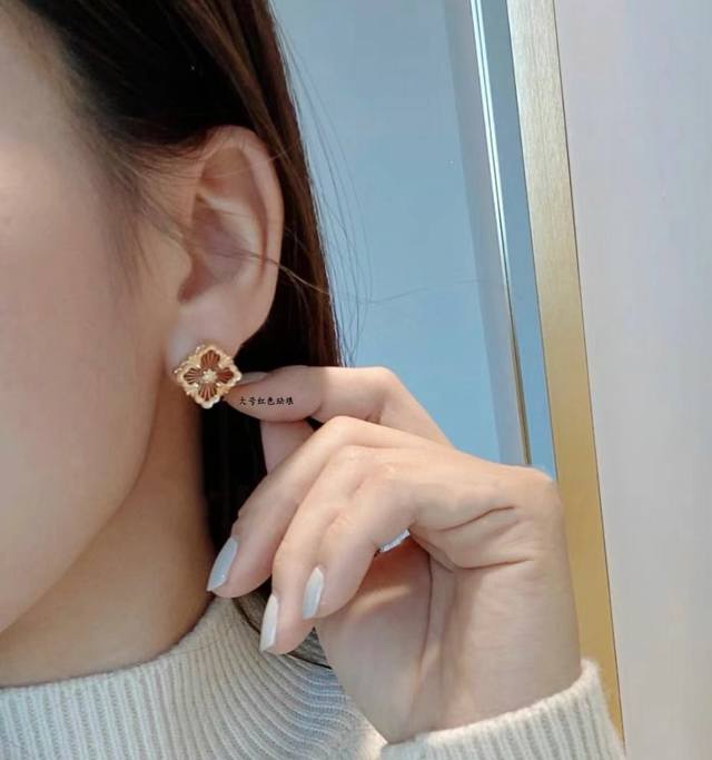 original new Dior letter earrings counter consistent brass material super textur