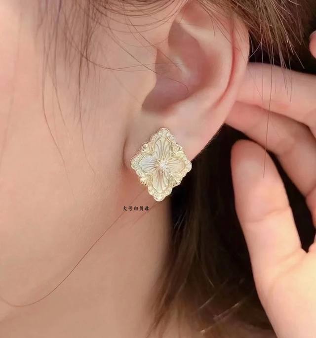 Celine pearl earrings Unique and simple design concept, unique gold plating, Swa
