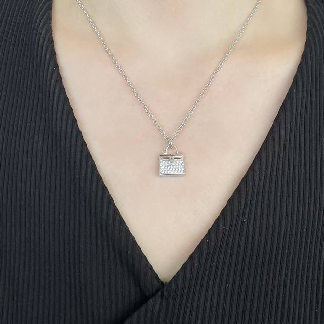 Our interlocking double G pendant necklace Z + Zp is made of sterling silver. Fo