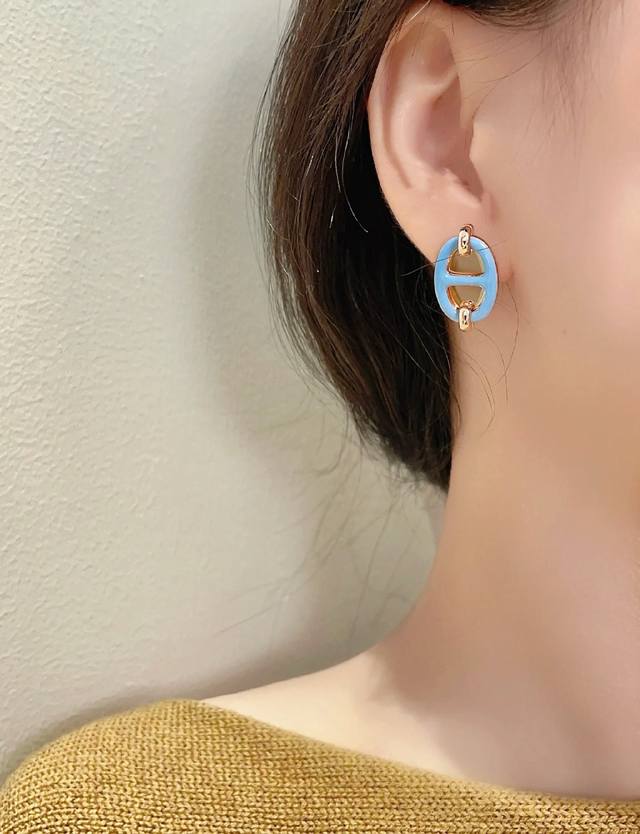 Miumiu full diamond letter hairpin The minimalist letter design and high-end col