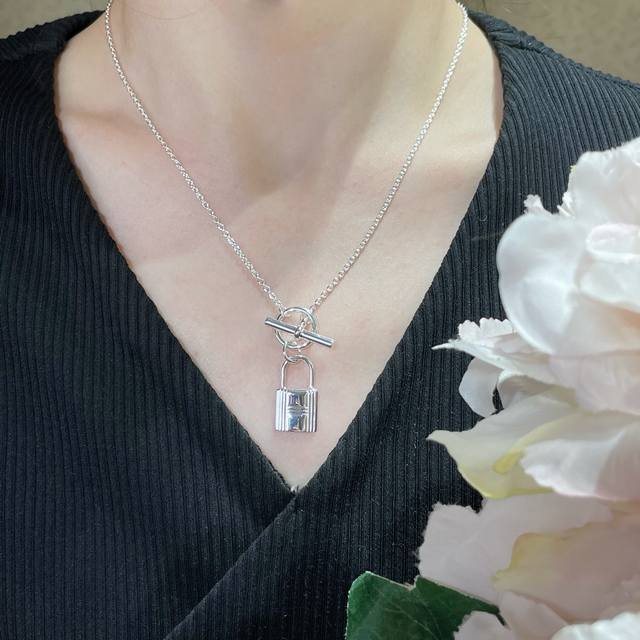 Chanel handbag double C letter necklace