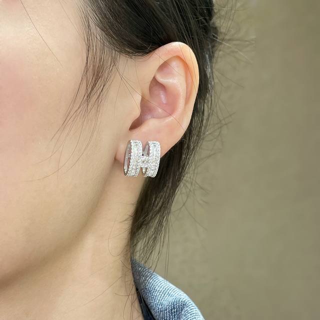 Code E2711 Dior earrings are hot-selling models and are on sale now. Dior Cd pea
