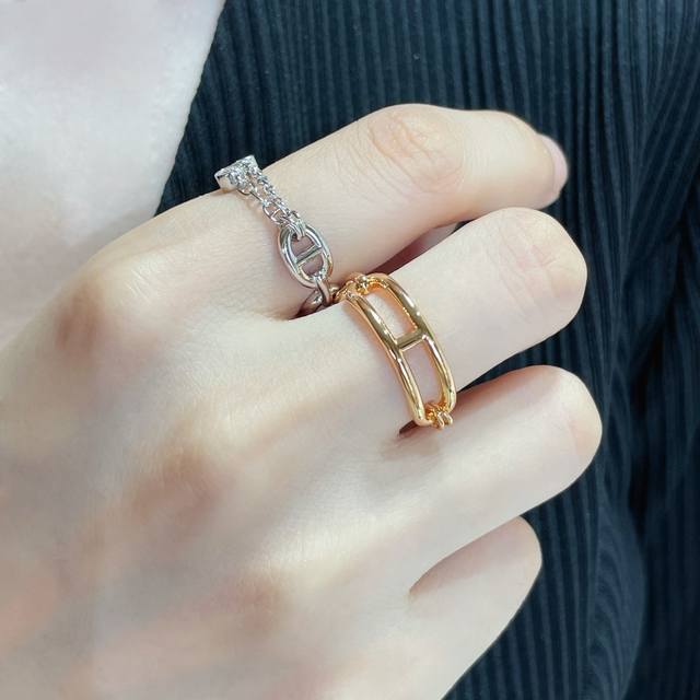 Our product, four-flower bracelet, can be customized with real gold and real dia