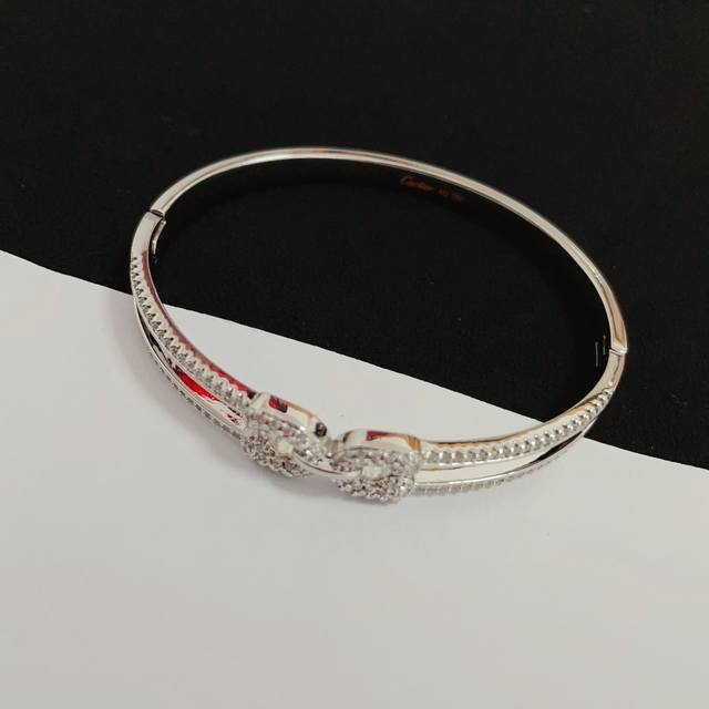 bracelet Vivienne Westwood Queen Mother Vivian is a British fashion designer, th