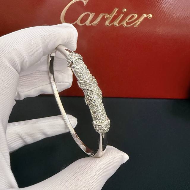 Our Loop necklace can be customized with 18K real gold and real diamonds. We onl