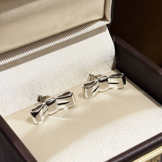 P price Llove double ring bracelet, total length 17cm. Double rings interlocking