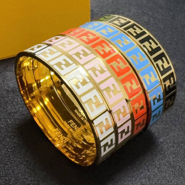 Gucci bracelet, the brilliant cutting process makes the surface polished very be