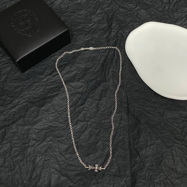 The Lv Breeze necklace from Lvjia uses fine metal wire to outline the Monogram f