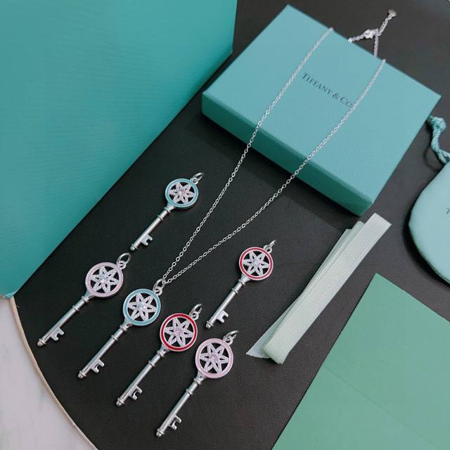 The Lvbreeze necklace from Lvbreeze uses dazzling metal wire to outline the Mono
