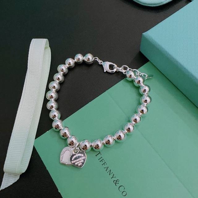 The Lvlconicflower bracelet from Donkey Kong uses dazzling metal to create a mod