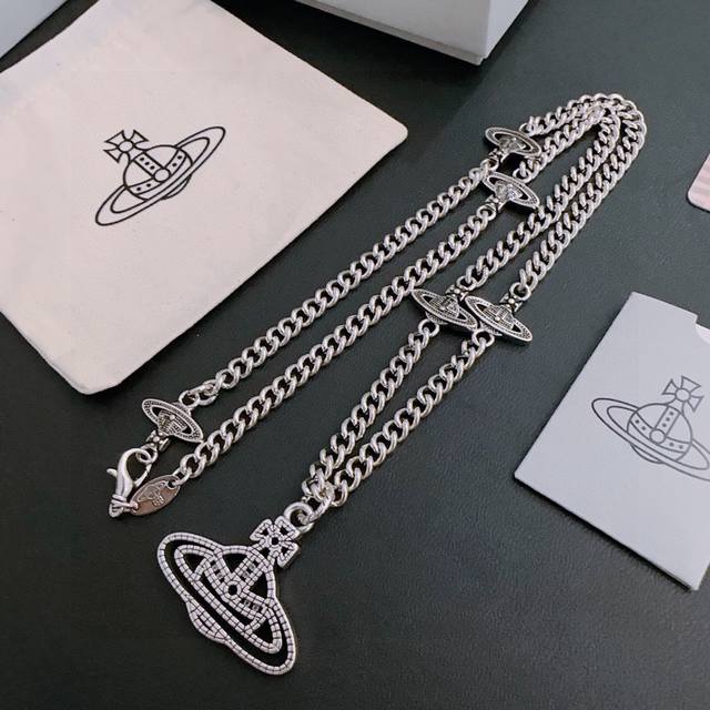 Chanel's new bag and earrings are made with great care in every detail. This des