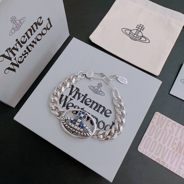 Chanel's new earrings are made with great care in every detail. This design is v