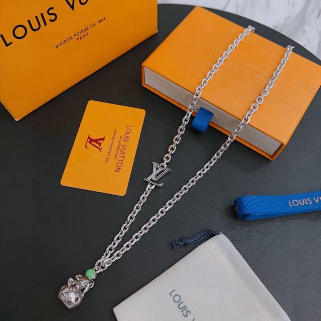 Bulgari necklace made of V gold. The Divas' Dream series of Bulgari is in perfec
