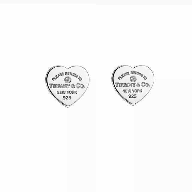 New Dior model. Dior's new letter earrings are loved by all the top brands. The