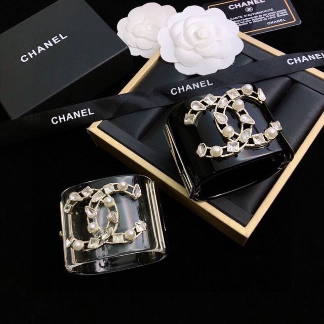 The new YSL Saint Laurent retro wood texture brooch is the most understanding ac
