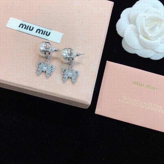 New styles from YSL Saint Laurent counters. Very delicate brooches with new text