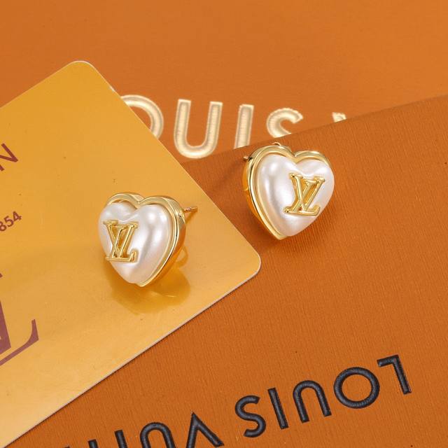 Black and white pearl enamel letter necklace With light gold as the main color,