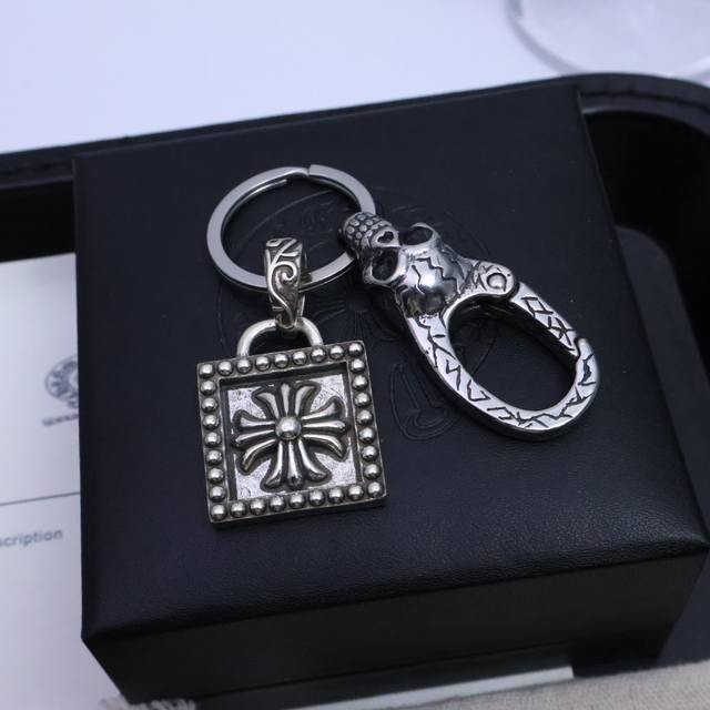 Rc80 Roberto Coin Diamond-studded four-petal flower Mother-of-pearl and chalcedo