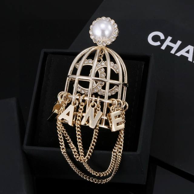 Rc80 Roberto Coin Diamond-studded Four-petal Flower Mother-of-pearl Chalcedony F