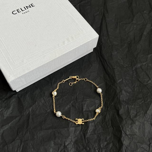 Bulgari necklace made of V gold. The Divas' Dream series of Bulgari is in perfec