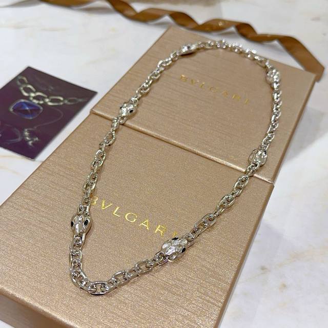 Bvlgari bracelet made of V gold. The Divas' Dream series of Bvlgari is perfect i