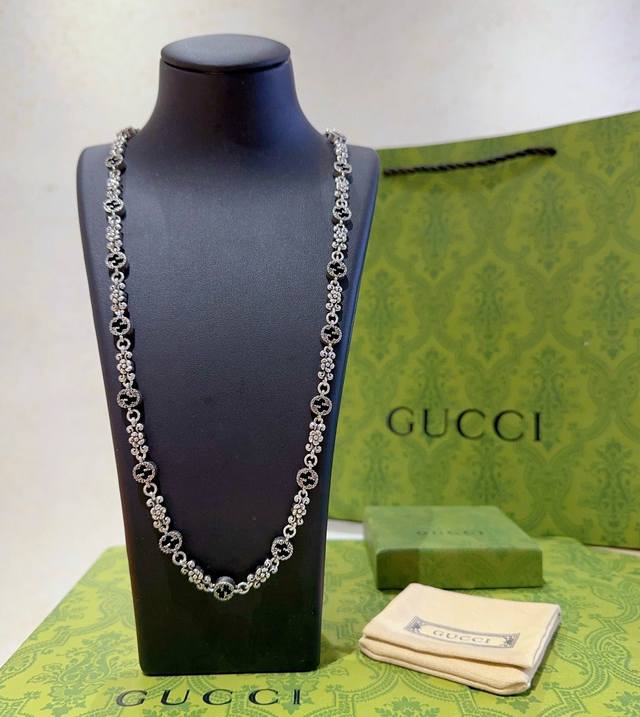 The new necklace from Chanel is so pretty! The new necklace is a must-have decor