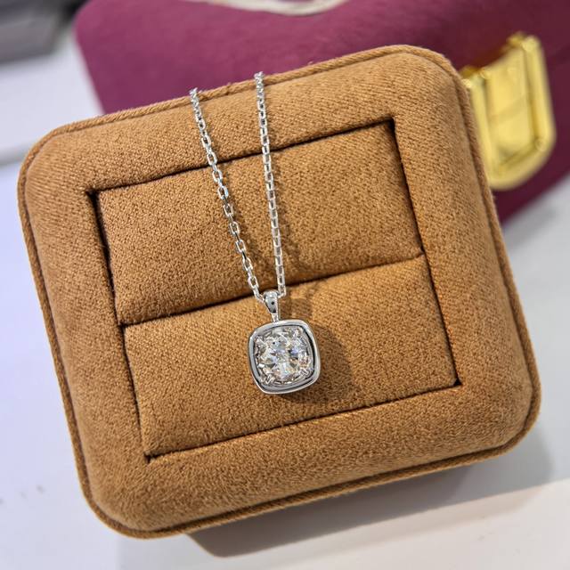 Chanel transparent bead double C necklace