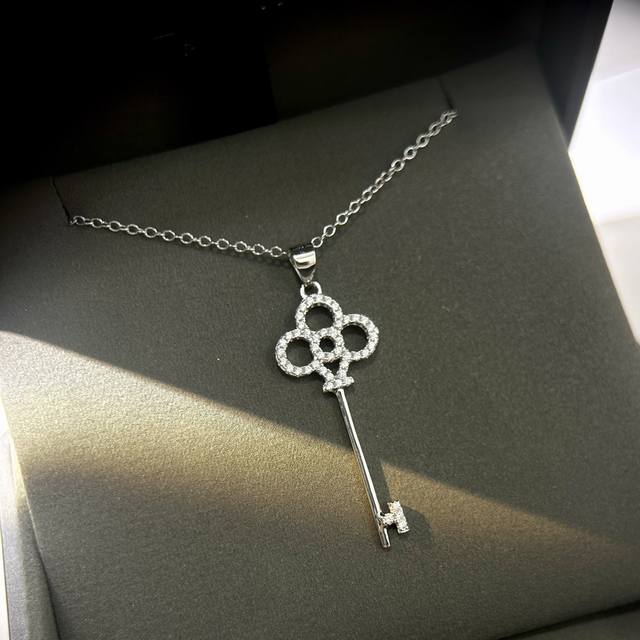 New counter quality Chrome Hearts Chrome Hearts cross blue diamond necklace with