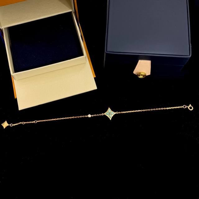 Look for our products! This wide diamond 4-diamond bracelet from the Love series