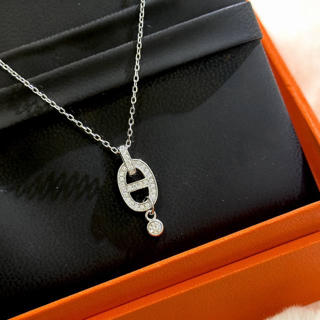 Sleek Monogram Necklace M02488 The Sleekmonogram necklace is made of polished st