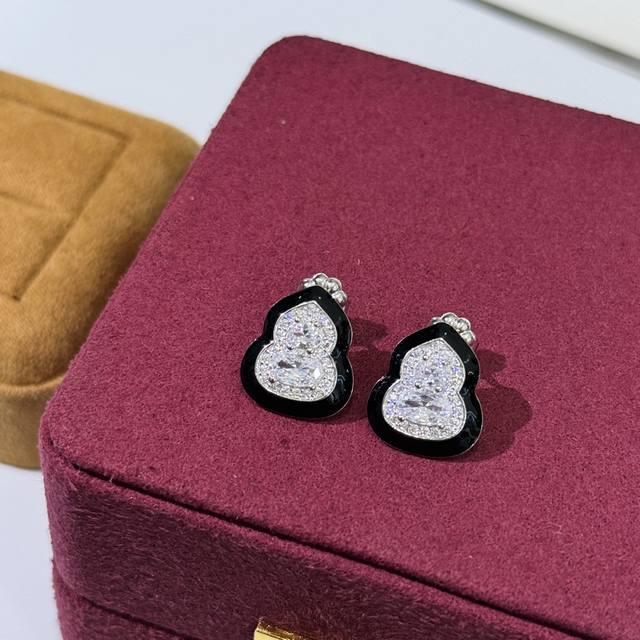 Purchasing level Qeelin Qilin Jewelry Yu Yi Series Ruyi Lock Earrings are inspir