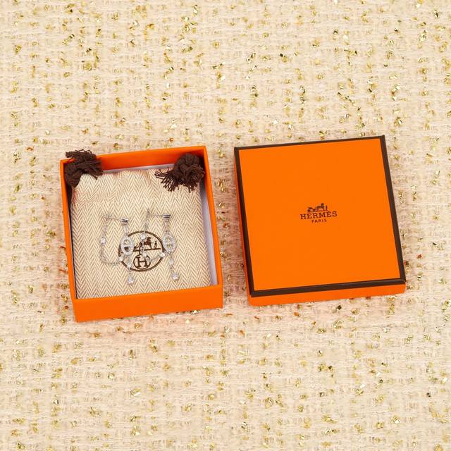 Louis Vuitton letter design - mixed materials - keychain - unisex couple style -
