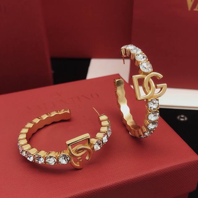 Black ceramic model, Cartier Tinity three-ring ring 56789 US size . They are yel
