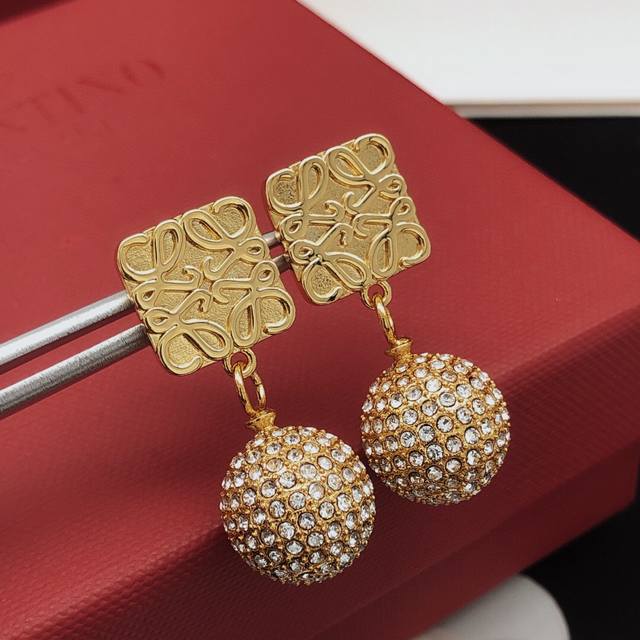A4601 High-end sterling silver rivet bullet earrings with diamonds. The most pop