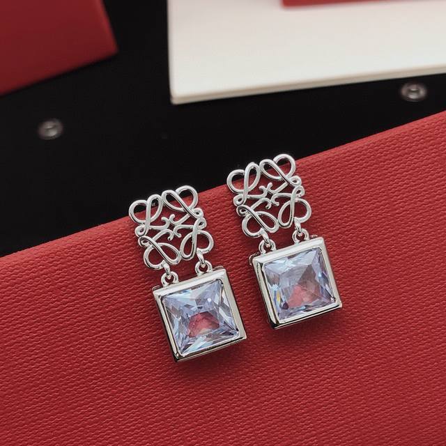 A4768 Bv's new Serpenti series half-diamond snake earrings are selected from Ger
