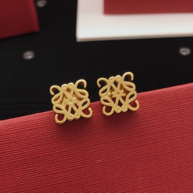 C413 Van Cleef & Arpels Vca three-layer four-leaf clover earrings are made of na