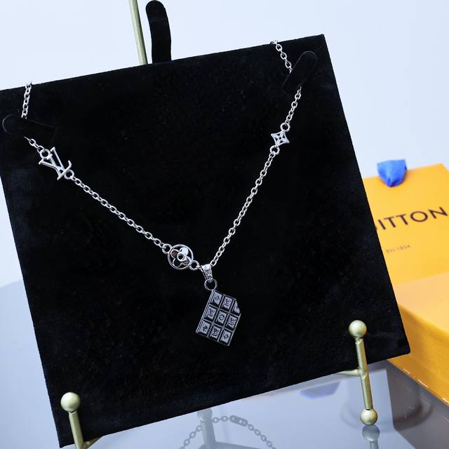 No. Lxl0218 Lv*Latest blue pearl necklace consistent Zp brass material