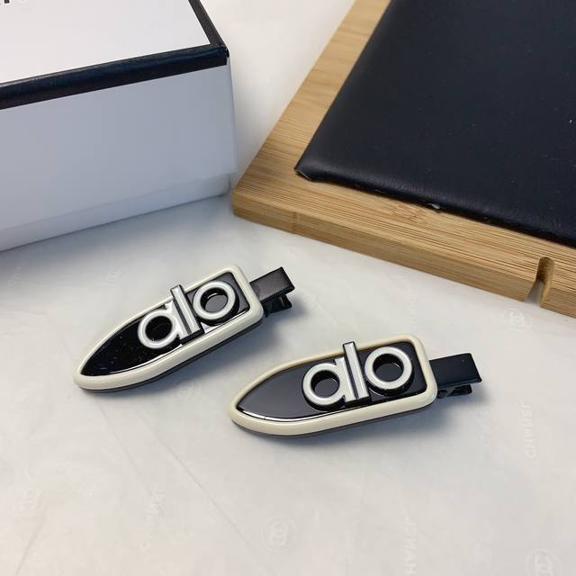 No. Vsl0013 Valentino's latest V-shaped bracelet inlaid with diamonds Zp brass m
